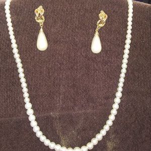 Pearl necklace with matching dangling earrings